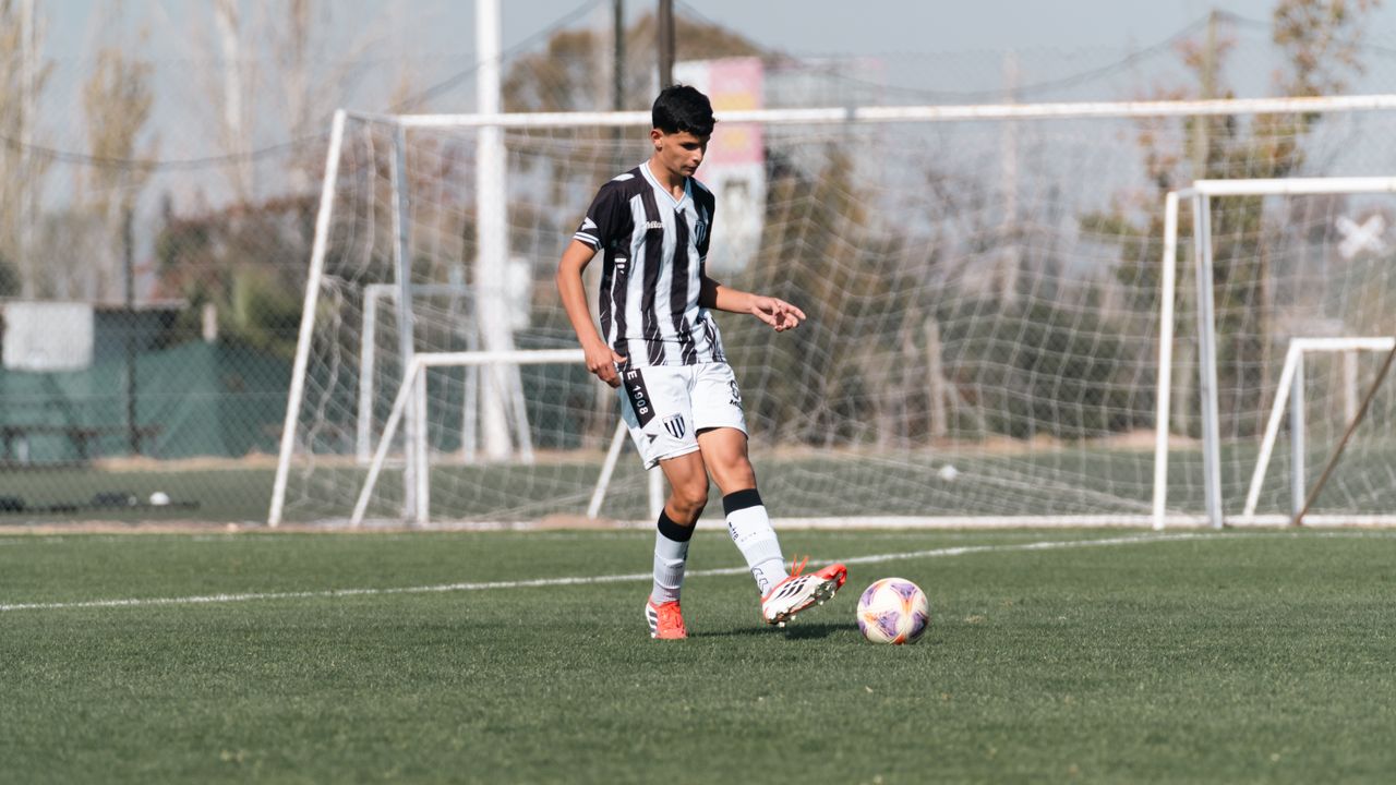 Mastering the First Impression: Your intriguing post title goes here A teenage soccer player dribbles the ball on an outdoor football field during the day.